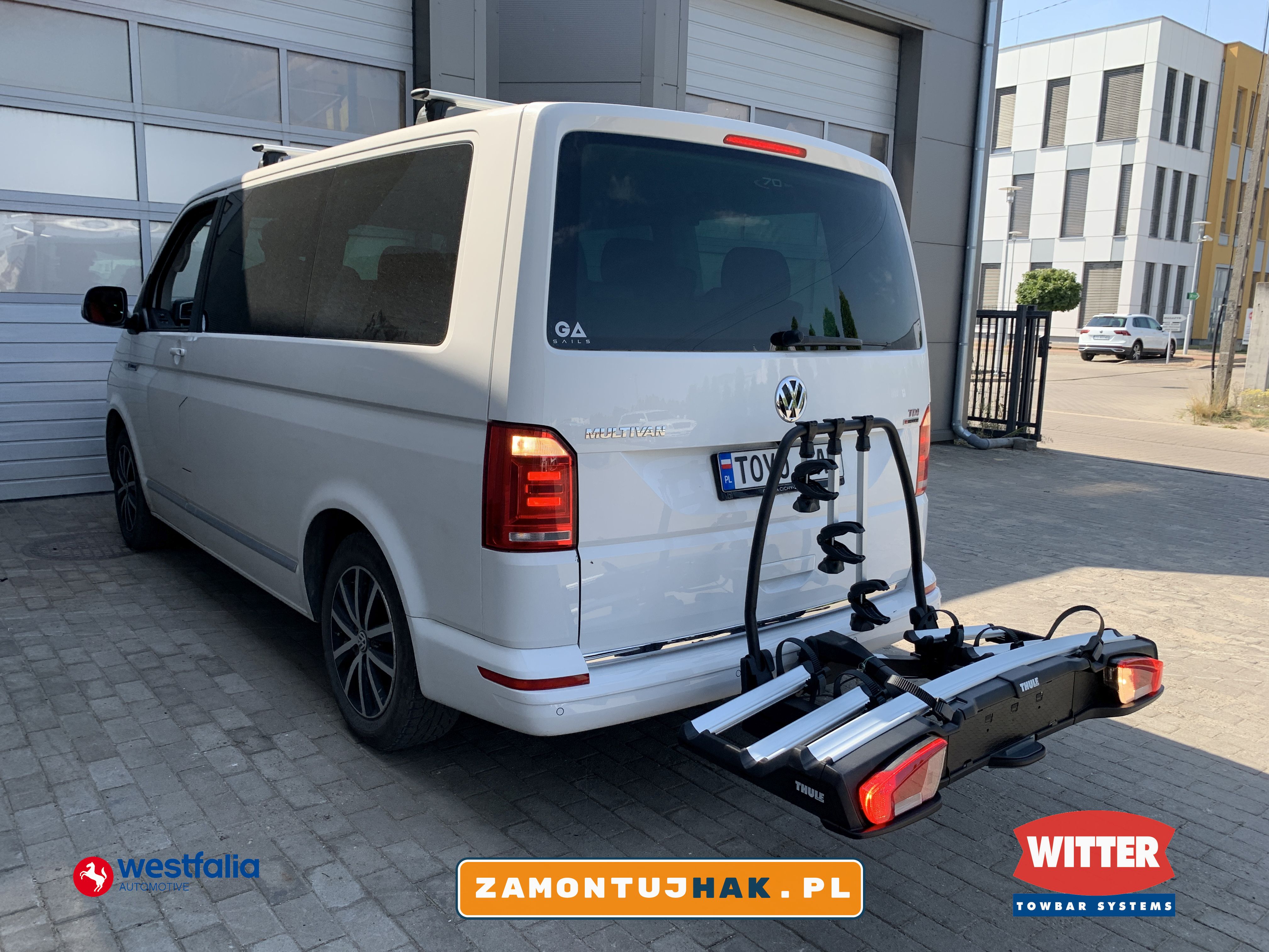 na zdjeciu bialy vw t6 multivan z bagaznikiem thule 939 po montazu haka holowniczego w poznaniu